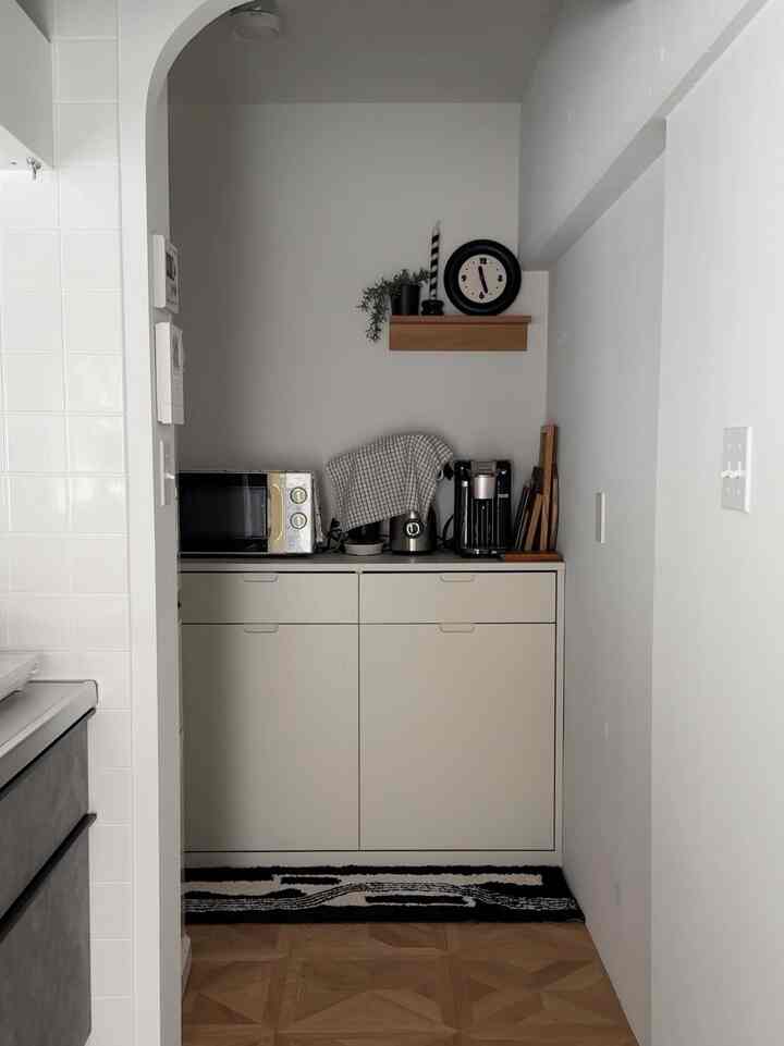 パントリーと脱衣所
パントリーにはIKEAのカップボードを設置🤞
ともだちに手伝ってもらったけど
組み立てめちゃくちゃ大変だった！
でも完成はとてもいい…✨
脱衣所のハンガーラックも気に入ってます😌

#パントリー
#一人暮らし 
#キッチン 
#キッチン家具 