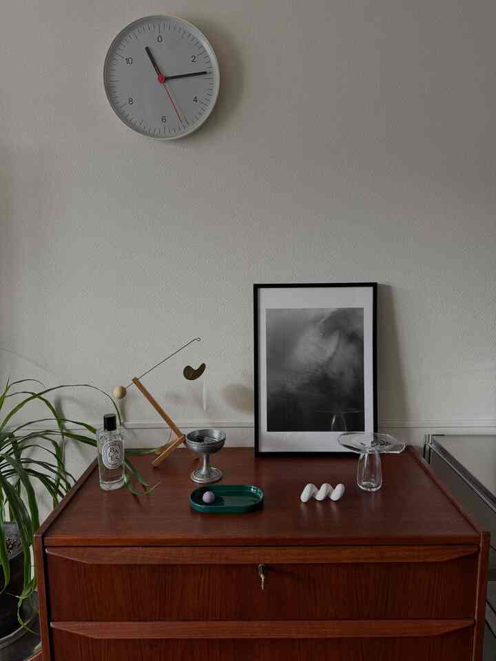 Art posters, objects, and mobiles
The vase is by Keiko Lee
The silver trinket box was purchased at a vintage shop

#RentalInterior #アートポスター #オブジェ #モビール #花器 #ヴィンテージ家具 #ヴィンテージ雑貨