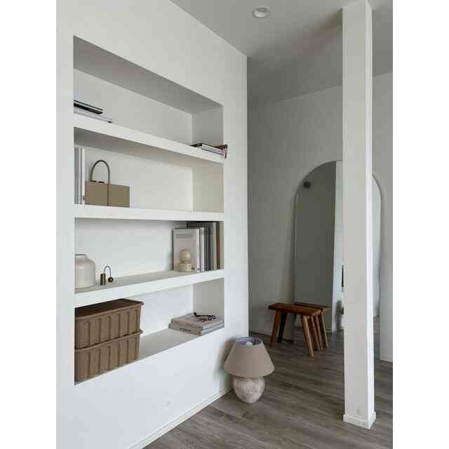 昨日久しぶりの都会←で買って来たZARAhomeのフロアランプ💡
ネットで見て気になってて、実物見るとザラザラした石目？がさらにかわいくて🤍🤍

今日は空の色が悪いから写真用にニッチ前に置いたけど、普段は窓際に置こうかな🤭

アイテムタグに付けてるのは形違いです。

#フロアランプ #ZARAHOME  #ニッチ #海外インテリア