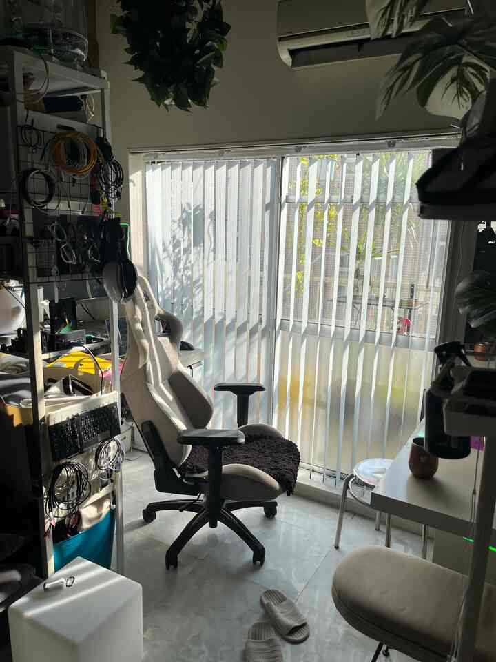 さぶあかです。
ワークチェアはゲーミングなのですが包み込まれてる感でスペースに集中できるのが良いです。
一方でヘッドレストがないチェアも気になっていて、部屋を広く見せたりするにはそっちの方がいいだろうなぁと思案することも。

#ワンルーム #賃貸インテリア #観葉植物 #リノベーション #diy #cozy #いいイスの話 