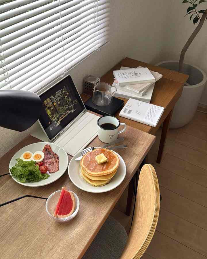 寝室に作った窓際デスクでモーニング🥞
狭いスペースだけど憧れを自分なりに暮らしに落とし込んでみた。

#デスクライト #ダイニングチェア #デスク #テーブルインテリア #カフェ雰囲気 #カフェテーブル #ナチュラルインテリア #北欧インテリア 