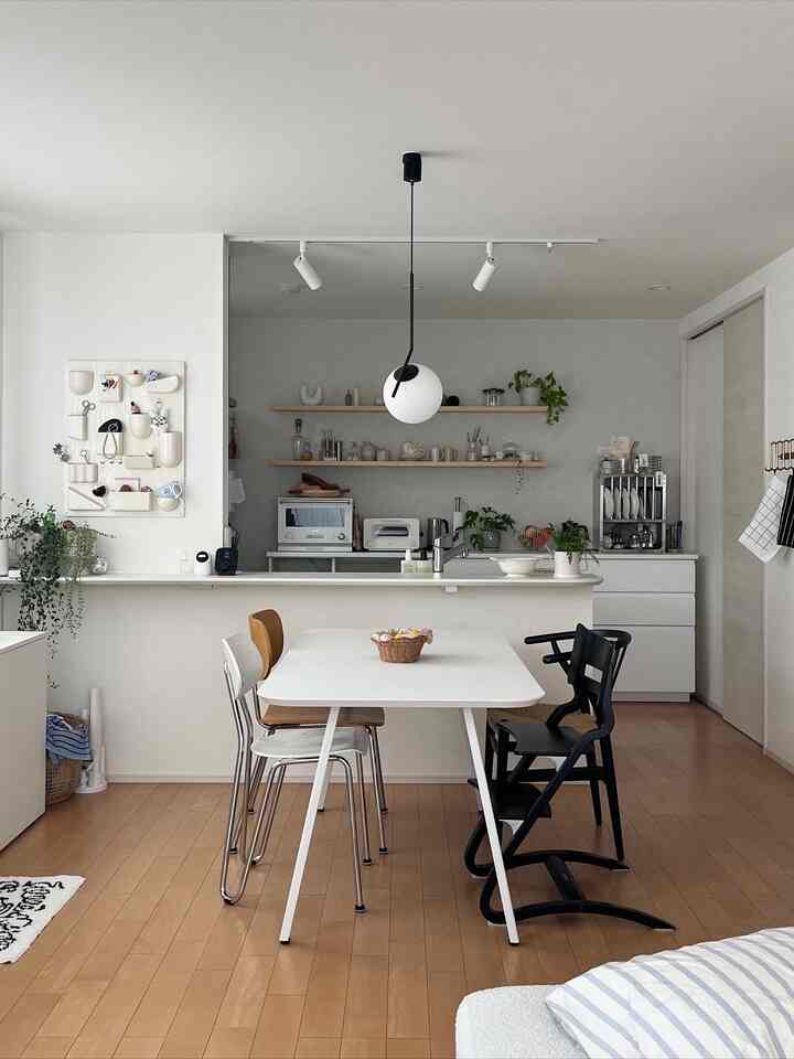 ⁡
⁡
⁡
dining room𓂃 𓈒𓏸
⁡
⁡
早くもみかんをテーブル上に常備中🍊
私はあんまり食べないんだけど
娘たちみかん好きだから山盛り置いてても
知らぬ間に減ってくよね🫨
⁡
⁡
昨日はIKEAに行って
買い物できて楽しかった〜🤍
⁡
⁡
IKEA購入品リールにしようと編集中🎥
見てくれるとうれしいです𓂃 𓈒𓏸
⁡
⁡
今日は雨で天気悪いし疲れもあって
何もする気起きなーい🦭
気づけばこんな時間⏳
⁡
⁡
明日から寒くなるみたいだし
毛布出したりしなきゃなぁ𓈒 𓏸 
⁡
⁡
⁡
⁡
⁡
#ダイニングテーブル #kanademono #ikea #エーケト #yチェア #リエンダー #marketb #vamir #ogre #littlerooms #韓国インテリア #韓国インテリア雑貨 #キッチンインテリア #暮らしを楽しむ #ikeaメトード #メトード #キッチン背面 #飾り棚