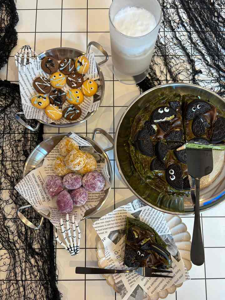 娘とお菓子作って早めにハロウィンプチパーティー🎃
机もお気に入りだからテンションあがる👍🏻
#お菓子パーティー　#IKEA #天板　#テーブル　#ハロウィン