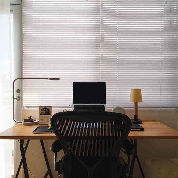 7畳の部屋でも「暮らし」と「仕事」を両立したい🏠

この家に引越しを決めた時、ソファを絶対に起きたいと思って
デスク(写真6枚目)とローテーブルは収納できるものを選びました📦

#ワークスペース
#ワークルームインテリア