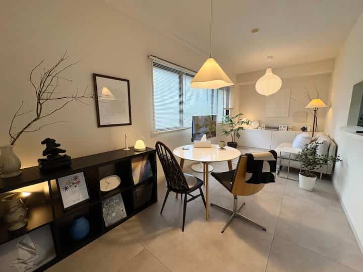 14畳のLDK全体図🌿

右側のカウンターにキッチンがあるので
リビングダイニングは12畳ほど。
間接照明を使って部屋全体に温かさと
奥行きが出るように配置しています🛋

#間接照明 #2人暮らしインテリア #賃貸 #ナチュラルインテリア #北欧インテリア #モダンインテリア #IKEA 
