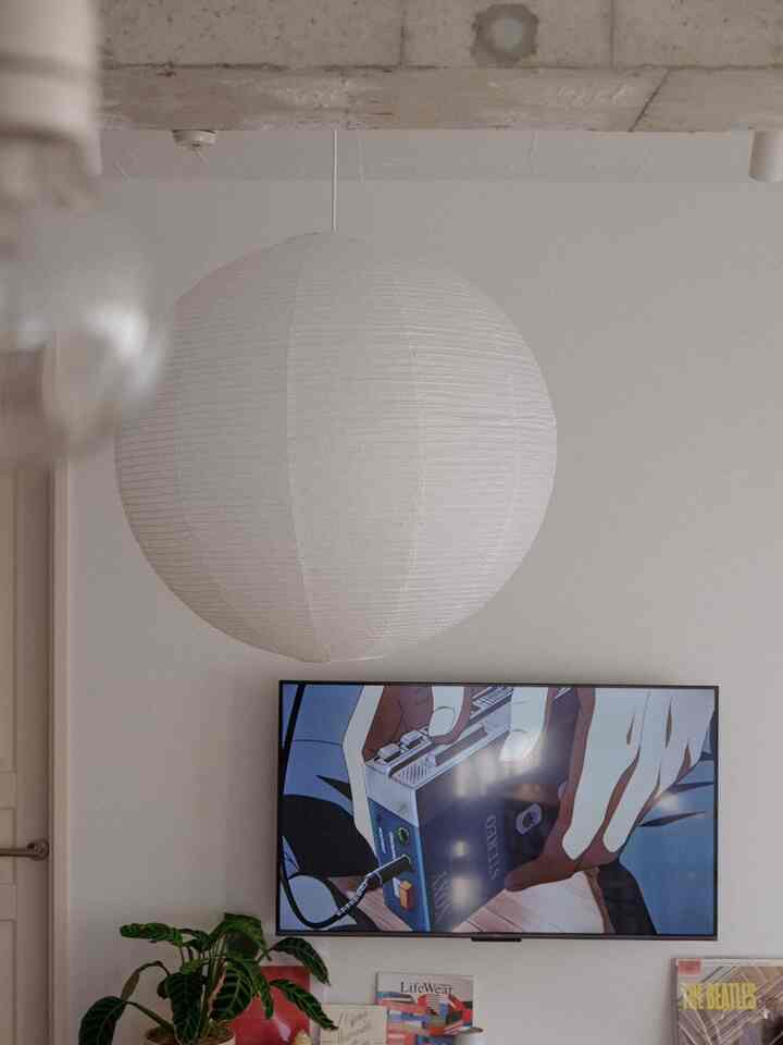 New light 💡 

単調気味になってしまったリビングに
新しいライトを導入しました。

IKEA/ GULLSUDARE
¥1,499

実は前からずっと気になっていたけど
ラグが派手だし、照明まで特徴的だと
情報量が多すぎて合わないかな…と諦めてました。

ラグをシンプルなものにしたので、
やっとこの照明を導入することができました👏🏼
ひとまずアップの写真から投稿しておく。

大きさは70センチ。
思い切って大きい方にしてみたけど…結構良い感じ…！
夫は小さいほうが良いって言ってるけど
私は絶対大きいほうが良いと思う笑
何より値段がお手頃過ぎません…？

この1-2週間で新アイテム増えたので
またリールでまとめたいと思います🧶

┈┈┈┈┈┈┈┈┈┈┈┈┈
@kazetti_05 
-
30代夫婦のお家と日常
2LDK ⌇ 76㎡ ⌇ Japan

中古マンションをフルリノベ🚶🏼‍♂️🚶🏼‍♀️
いちからお家作りを楽しんでます。
┈┈┈┈┈┈┈┈┈┈┈┈┈

#暮らしを楽しむ #日々の記録 #お部屋づくり 
#リノベ #マンション暮らし#2ldk #2人暮らし
#中古マンション #中古マンションリノベーション 
#中古リノベ#中古リノベーション #日常記録 
#ライフスタイル #マイホームアカウント
#ikea #ikea購入品