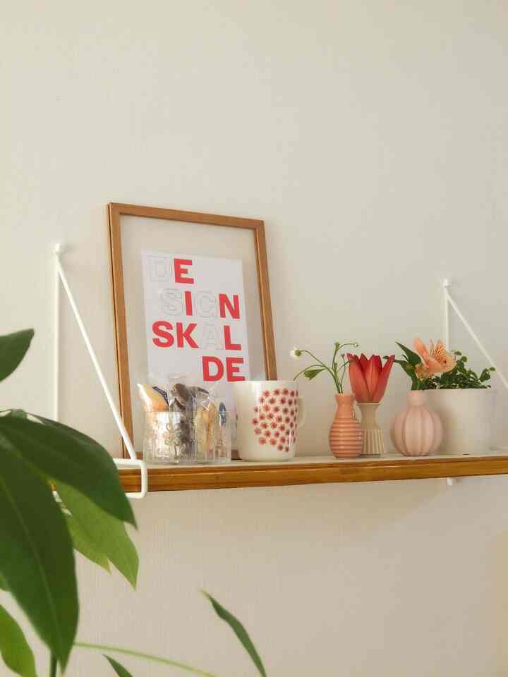 キッチンの飾り棚🌷IKEAで買った木板に色を塗って、カッティングシートを貼りました！とてもお気に入りのコーナーです。

#飾り棚 #IKEA #DIY #キッチン 