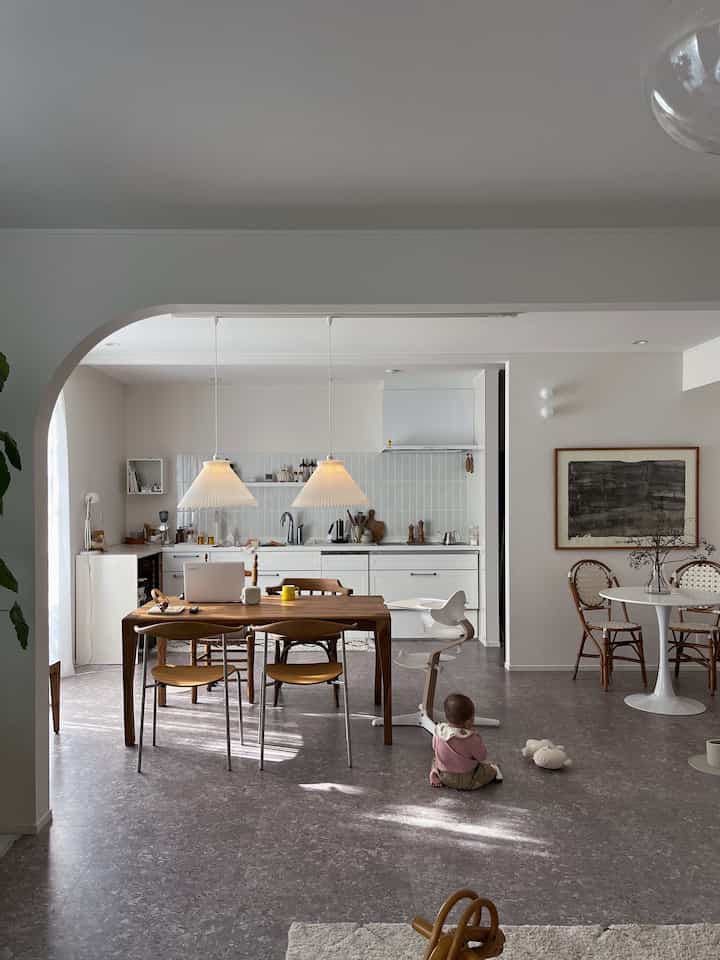 我が家のダイニングルーム
リビングとダイニングはRの垂れ壁で区切ってます。
キッチンは壁付けにして、ダイニングテーブルなどの家具をフレキシブルに動かせるようにしてます😊
ランプはレクリントのペンダントランプで、ダクトレールなので好きな位置に動かせて便利です🙆‍♀️✨

#R垂れ壁 #垂れ壁 #ダイニング #ダイニングルーム #ダイニングルームインテリア #ダイニング照明 #ダイニングチェア #キッチン #壁付けキッチン #キッチンインテリア 