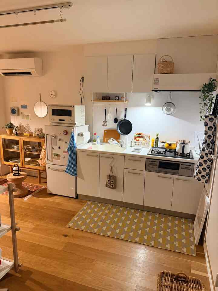 ほっこりするスペースにしたくて、いろんな柄やカラーを組み合わせたお部屋にしています！
あと小物や雑貨でカラーを足すのが好きなんです😊

#カラーインテリア #かわいいインテリア #インテリア #インテリアコーディネート #ほっこりする暮らし


