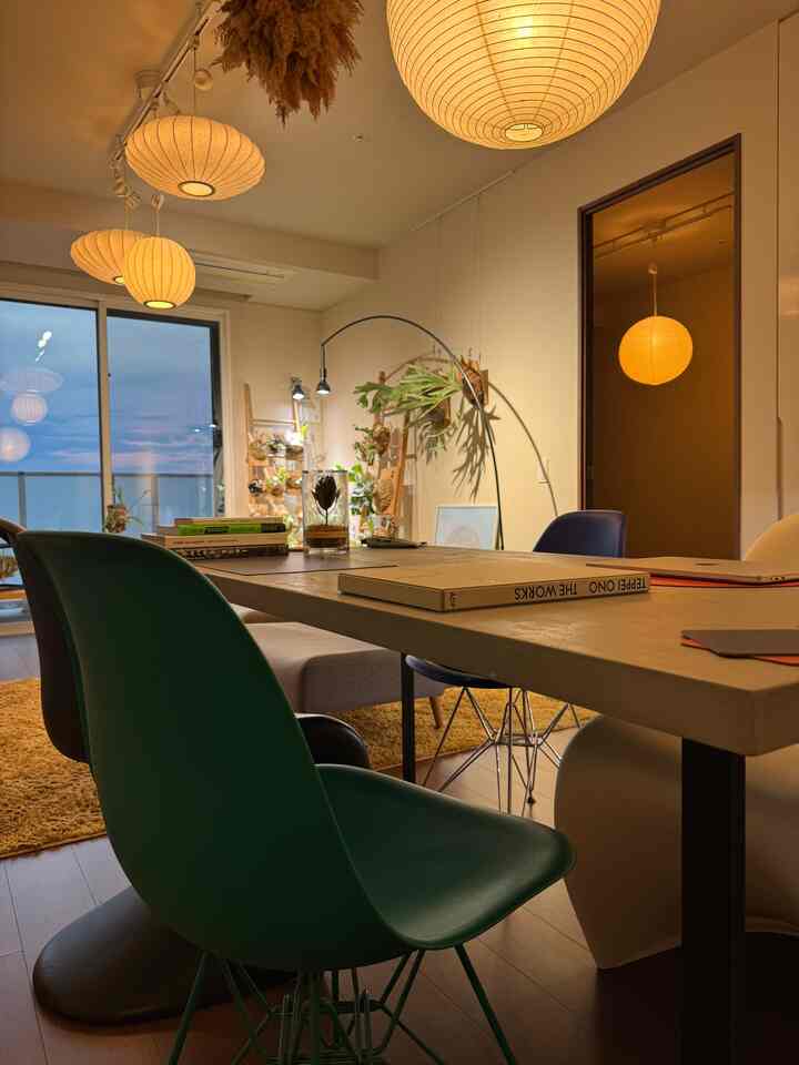 Eames side shell chair ×2
Panton Chair ×2

Art / Design
#isamunoguchi #akari #hamanmiller #cibone #hay #vernerpanton 

Interior / Lifestyle
#Interior Goods #インテリアコーディネート #インテリア小物 #livingroom #livingspace #tokyolifestyle #lifeintokyo

Plants
#horn fern #ビカクシダ #greeninterior