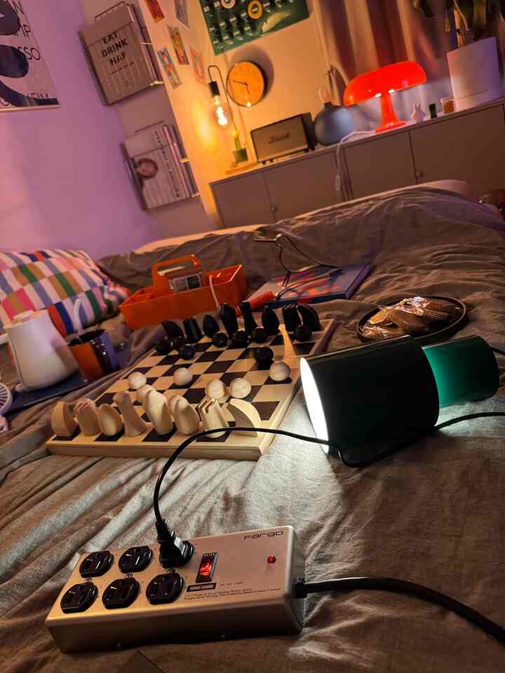 お休みの日のベッド上で過ごす
至福タイム

大好きなものを集めて
ダラダラ
まったり過ごす時間です


#ベッド上 #チェス #MoMADesign #IKEAランプ #fargo #電源タップ #ヴィトラ  #ライトアップ #カラフルインテリア