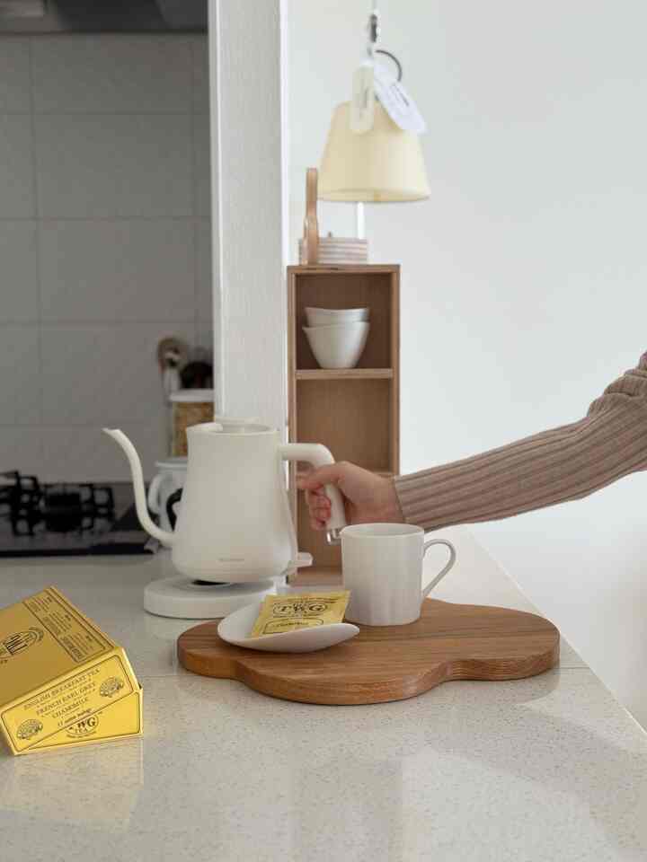 寒くなった天気で暖かい水から🚰 
ウッド小物で作った我が家TEAゾーン！ 
みんな風邪に気をつけてください🦦


＃ティーカップ＃ティータイム＃ホームカフェ＃今日の私たちの家＃コンスープレコードハウス＃家で最も忙しい＃家の装飾＃ウッドインテリア＃ウッドホームカフェ＃ウッドスタイリング＃家の飾りグラム＃家の贈り物＃twg 