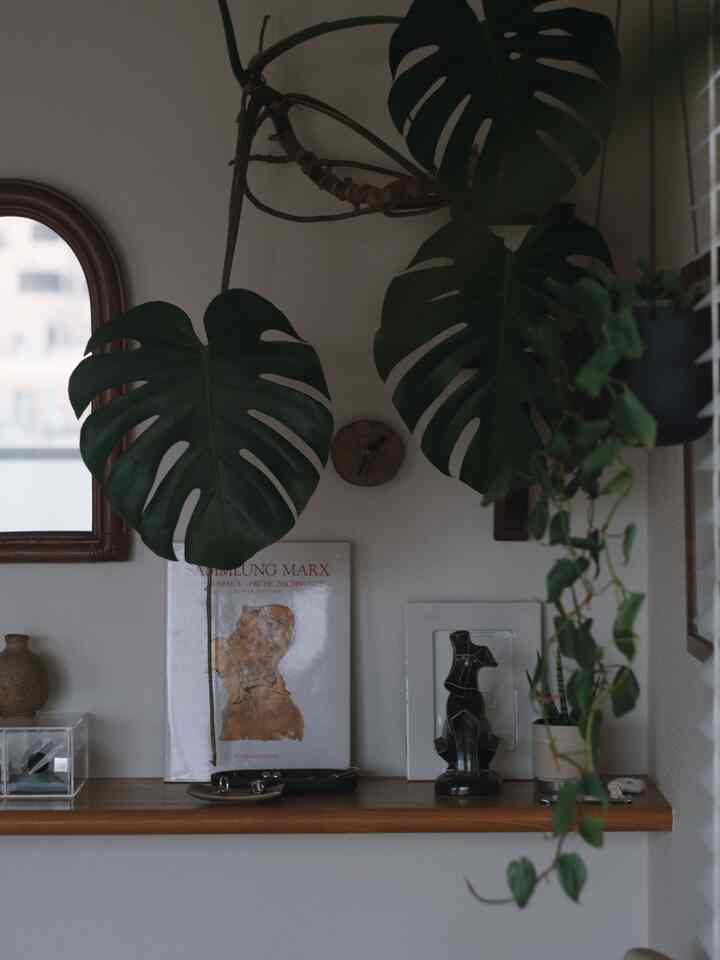 カウンター周りがメイクスペース。アクセサリーもそばに置いてあります。窓もあるので明るい！ #メイクスペース #カウンター #アクセサリー