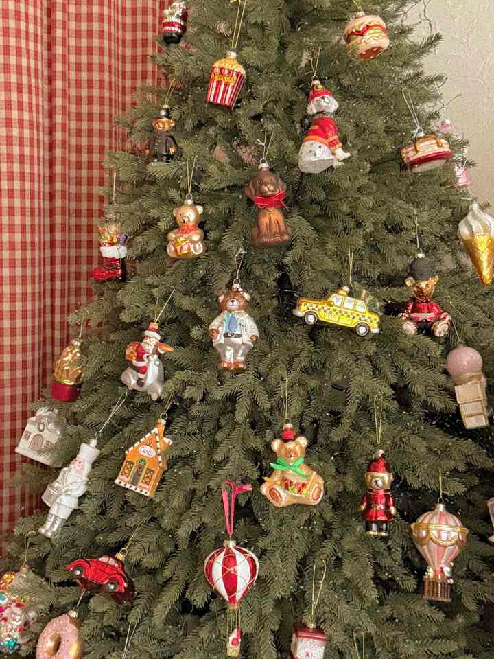 🌲🫧🪿 𝚌𝚑𝚛𝚒𝚜𝚝𝚖𝚊𝚜 𝚝𝚛𝚎𝚎 .’

今年は ライトを減らしてみようかなと思ってるけど
中々 , やる気出ない 🧺 ;; 笑 #クリスマス #クリスマスツリー #クリスマス準備 