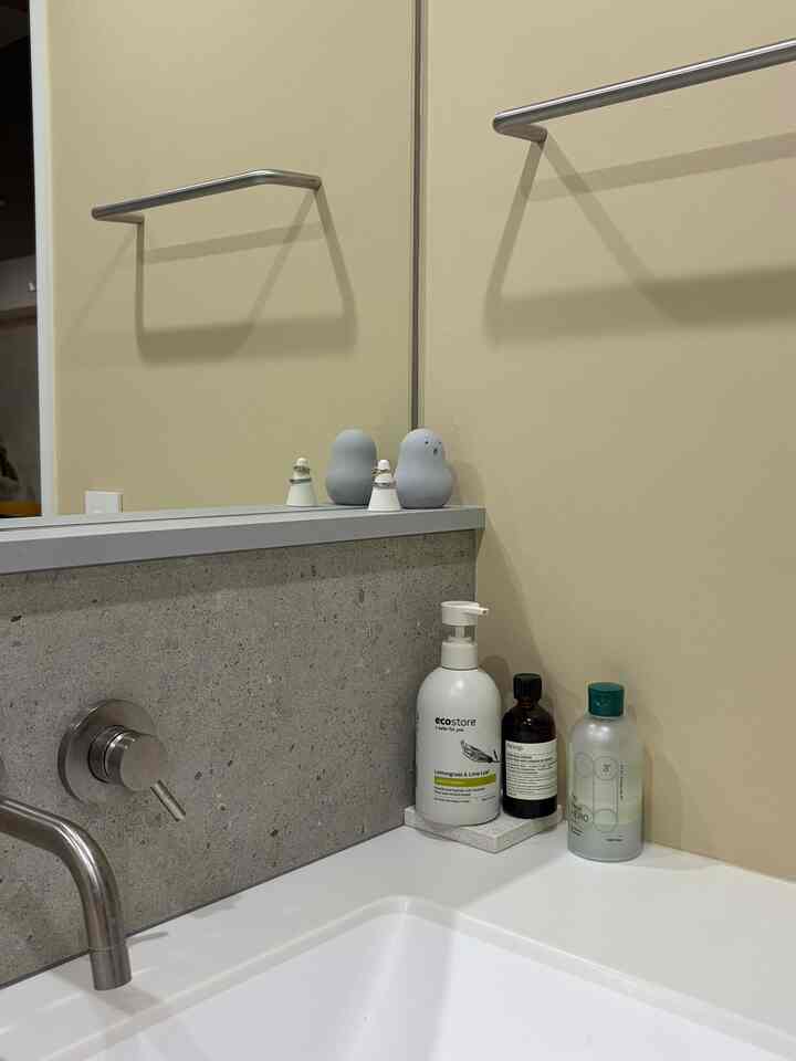 リビングはカラフルにしたい欲強い
反面、洗面はナチュラル！シンプル！オーガニック！みたいな雰囲気が好き。
マンションなので洗面に窓もなく湿気も篭りやすいので、除湿のやつめっちゃ置いてる🫵
#洗面所インテリア #シンプルな洗面 #洗面タイル
#洗面リノベ