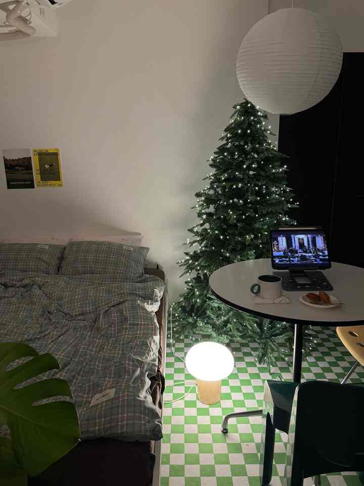 先週末ikeaに行ったら、
もうクリスマスムードになってて
それに触発されて去年より2週間くらい早くツリーを出しました🎄

けど、配置が全然しっくりきてなくて
どこに置こうかなと悩み中…🙁💭

今週末は配置替えデーになりそう

#クリスマス #クリスマスツリー #クリスマス雰囲気 
