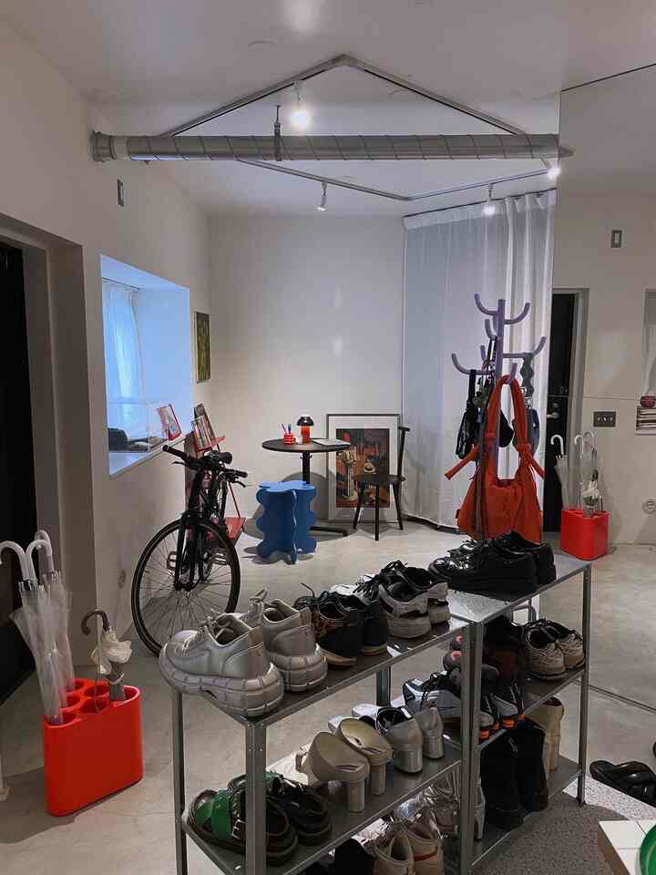 For once, the entrance side.
The cafe space is coming together nicely.
I'm starting to feel the urge to put HAY's new ceramic table there...

#renovation #土間 #モルタル #靴箱 #カフェインテリア