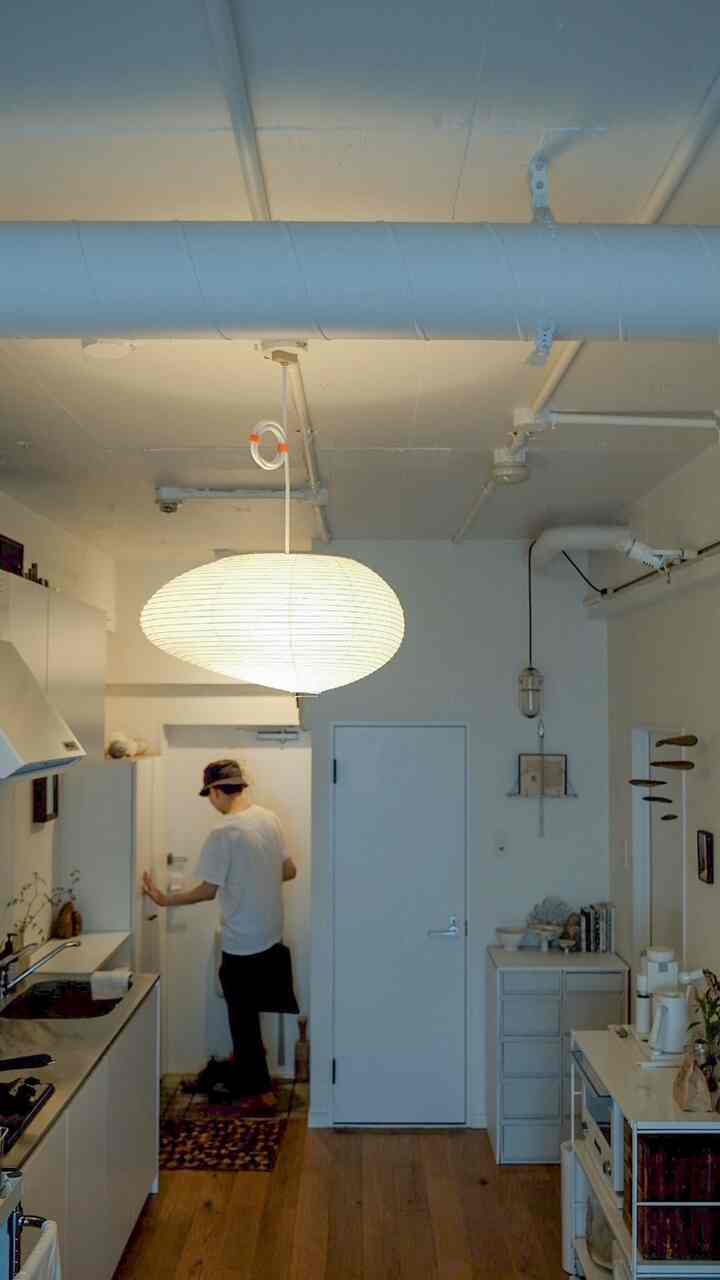 ● My Room's Lighting ●
我が家の愛用している照明がついに10を超えたので動画にまとめてみた。まだまだ欲しい照明があるんだけどね。

▼紹介した照明（動画登場順）

1：krank marcello / 滑車のライト
「krank marcello」の名作照明。繊細なのに存在感がある。書斎デスクの照明として使用。

2：trim / Triple Tone
1番の新入り。木肌の柔らかさと木目の美しさを感じる小さな照明。

3：chikuni / トルソーライト
円錐型のペンダントライト。格子の隙間から光が漏れる姿が良い。

4：Peter Ivy / Light Capsule S
言わずとしれた名作照明。点灯せずとも静謐な佇まいとバランス感の良い照明。

5：フランスの陶器製ペンダントライト
ヤフオクで落札したシンプルな陶器製のペンダントライト。トイレで使用しているものの、どこにおいても似合う照明。

6：FLOS / MAY DAY
これも名作デザインの照明。持ち運びのしやすい軽さがうれしい。巻き取ったケーブルすら格好良くみえる。洗面所の照明として使用。

7：chikuni / 丸座ライト
chikuniの定番ライト。折り畳みのできるアームが特徴的な照明。珈琲を淹れるときの手元を照らす用に使用。

8：LIGHT YEARS / MORE LIGHT
溶岩を組み合わせてつくられたペンダントライト。積石を飾っているような美しい照明。

9：krank marcello / ベルギーのフロアライト
教会にあるような白いフロアライト。雫のようなポテリとした照明。

10：イサムノグチ / AKARI 16A
名作シリーズのAKARIの中でも片方が広がったアンバランスなかたちの照明。リビングでも一際存在感がある。

#krankmarcello #trim #chikuni #peterivy #flos #lightyears #イサムノグチ
