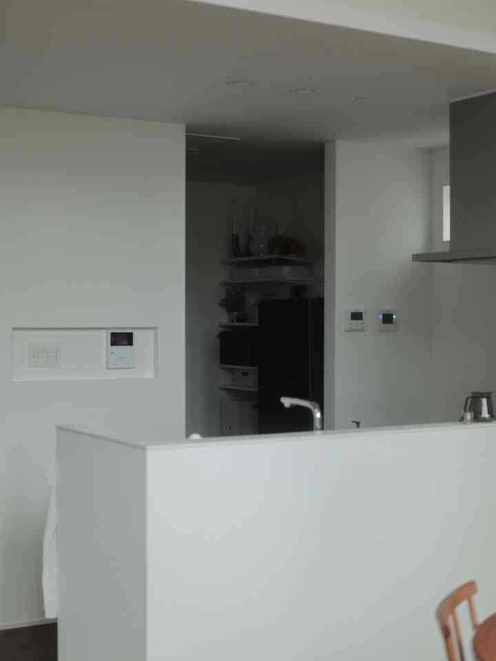 自分時間を楽しむ為に、隠したキッチン
　
アイランドにして繋がりを持たせるのも広く使えるし素敵だけれど、見えるとどんどんこだわりが出てコストが大幅に上がりそうだった事もあるし、何より家電などのキッチンらしさを隠して、2Fはリビングが主役になるようにしたかったのが大きな理由。
　
家電などの置かれた家事室は、家族がいても短い一人時間を楽しんだり、コソコソとおやつを食べたり 笑　リビングをモダンに作っている分、ここのスペースはちょっと雑多に好きなものを置いてみたり。

ゆくゆくはコーヒーマシンを置いて、小さなカフェみたいになると良いな。キッチンのところからオーダーを受けて、作って持ってきて…みたいな、お友達が来た時なんかに。
　
#マイホーム #kitchen #キッチン間取り #注文住宅 #自由設計 #ヴィンテージ家具 #キッチン 
#myhome #vintagefurniture #腰壁 #家事室 #家電