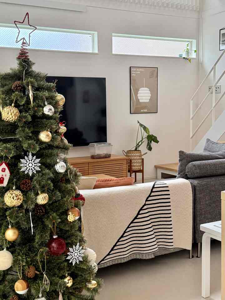 ちょっと早いけどクリスマスツリーを出しました♪
150cmのアルザスツリーです🌲


#クリスマスツリー #リビング　#北欧インテリア 