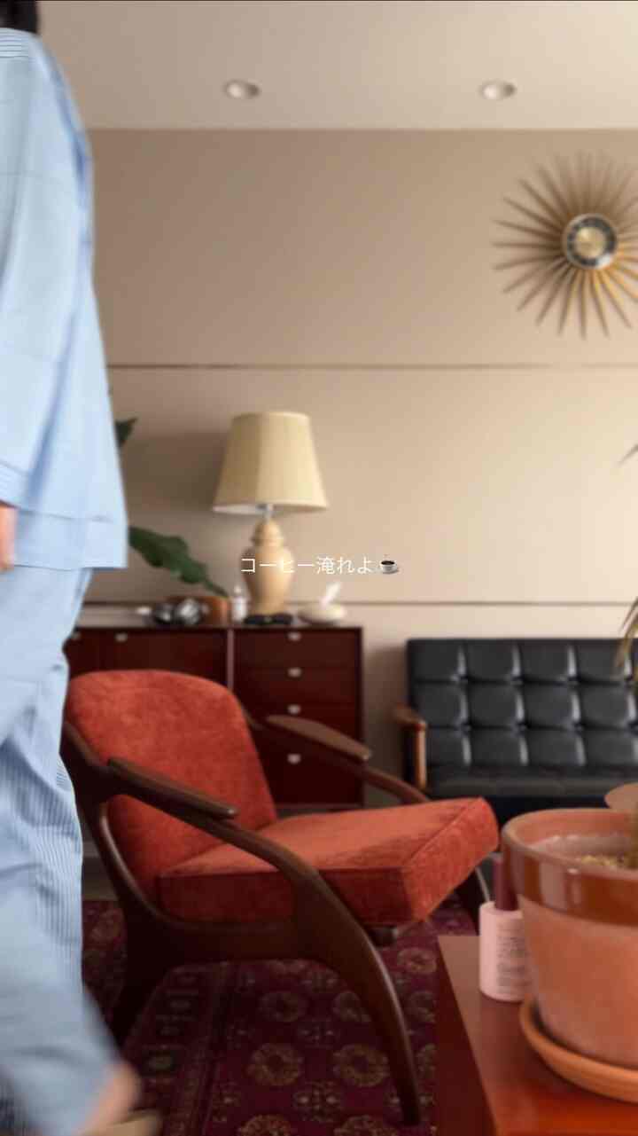 予定がある日の朝🌞🌱
最後に出てくるunicoの鏡は初めてちゃんと映した気がする

#リビング #ミッドセンチュリー #北欧 #北欧インテリア #サイドボード #全身鏡 #姿見 #イサムノグチ #アクメファニチャー #観葉植物 #ドラセナコンシンネ #アンスリウム #モンステラ 