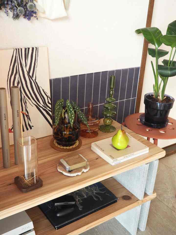 ラックディスプレイの模様替え
中途半端に終わってた腰壁もやっと貼れた✨️

#リビング #リビング小物 #リビング植物 #リビング雑貨 #リビングインテリア #賃貸 #子供のいる暮し #観葉植物 #植物のある暮らし #暮らしを楽しむ #ナチュラルインテリア #創作ラック #ドライフラワー #バンパスグラス