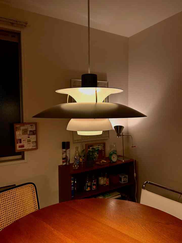 PH5はこの色にして大正解やった。
一生寄り添っていただきましょう。

#Knoll #Louispoulsen #PH5 #roundtable #interior #roomtour #midcentury #BauhausJapan #vintagefurniture #Artek #IKEA #lightroom #70B #sempre #Vitra 