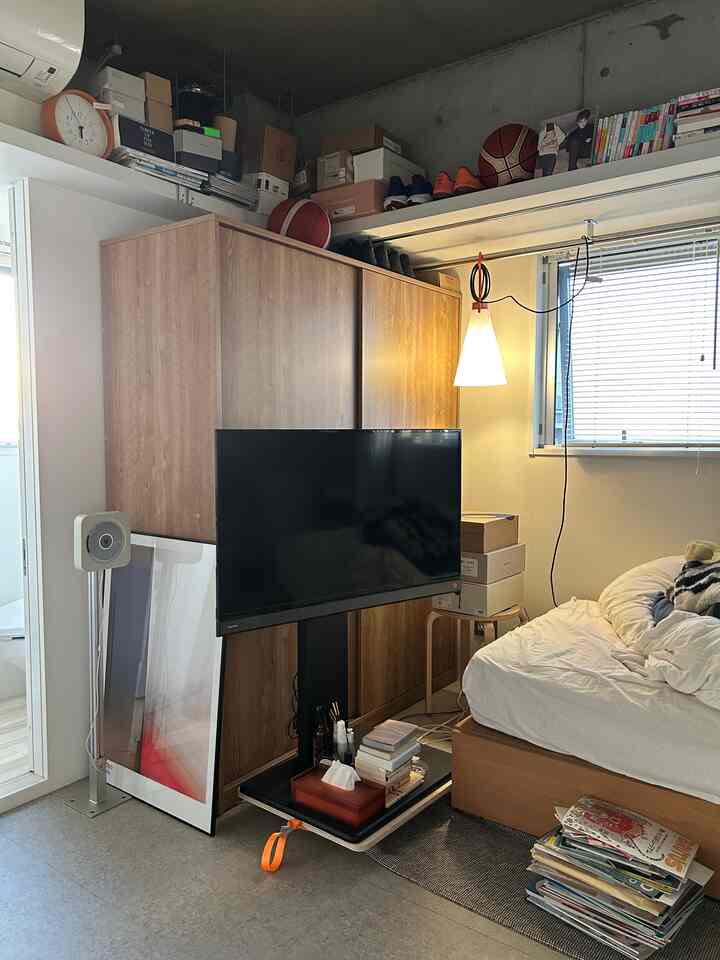 #ワンルーム収納　#ワンルームインテリア　#ワンルーム　#ワードローブ

私のワンルームにはちゃんとしたクローゼットがついていない代わりに、壁の1面にハンガーポールが付いています。カーテンレールも手前に付いています。

ですがそこに服をかけると部屋がごちゃつくので、思い切って大きめのワードローブを導入しました！それはもう組み立てが大変でした。笑

でも結果大満足です！！！