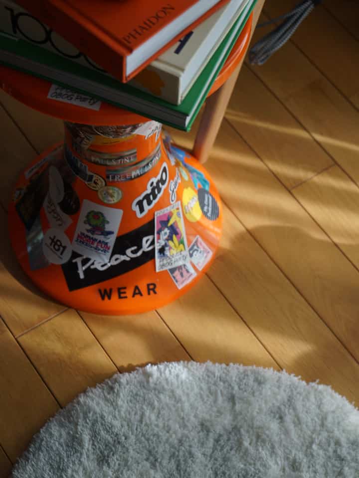 tamtamのスツール

ステッカーも増えてきて、とても気に入ってます。
自分の好きなものが積み重なっていく感じが、体験としてもとても良く、みなさんにもおすすめできます。

部屋にカルチャー的アクセントを与えてくれているところも気に入っており、ステッカーを貼る判断をして大満足です。

#1LDK #一人暮らし #MODERNDECO 