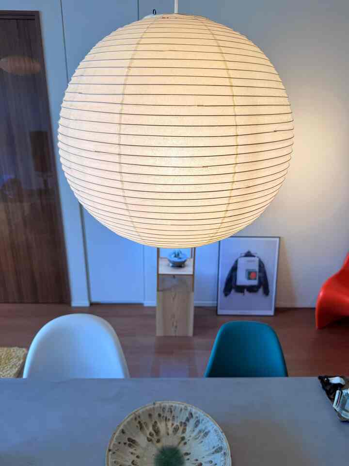 イサム・ノグチの《AKARI 45A》が照らす柔らかな光が、日常を静かに豊かにしてくれる。

Art / Design
#isamunoguchi #akari #matiasfaldbakken #hamanmiller #cibone #hay #Inception #vernerpanton #pantonchair #vitra

Interior / Lifestyle
#livingroom #tokyolifestyle #lifeintokyo #リビングインテリア #インテリア雑貨 #インテリアコーディネート #インテリア小物 #インテリアデザイン #暮らしの記録