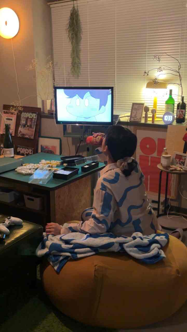 お気に入りのパジャマを着てなら家事も捗る
（おふざけモード全開🤹‍♂️）

土日に遊びの予定をつめてしまったので
月曜の夜に家事を頑張りました（偉い！）

実家から芋煮を貰ったので
定番のカレーうどんな夜でした🍛

 #丁寧な暮らし  #おうち時間  #おうちごはん 
 #cozyroom  #韓国インテリア 
 #芋煮 #山形グルメ