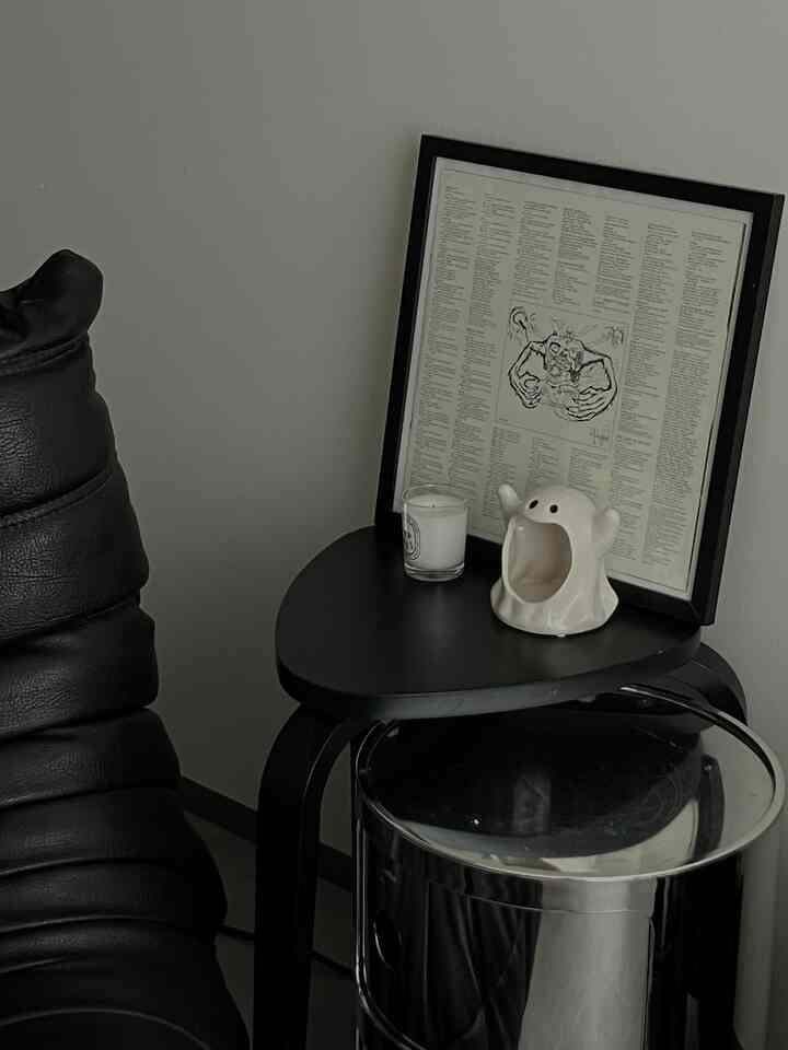 ソファサイドのテーブル兼ディスプレイ台として #IKEA のスツールを使っています！

足が3本のシンプルなスツールで、どんな部屋にも合わせやすいと思います！
また価格も安めなのでオススメです👻

コンポニビリも好きなんですけど、上部が微妙に湾曲しているのでテーブルとしては少し使いにくいです…！
デザインはめっちゃ素敵◎

#kartell #スツール #スツールチェア #モノトーン #モノトーンインテリア #ソファ