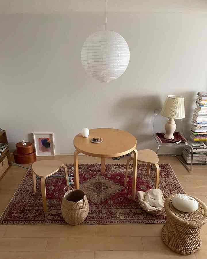 日々コロコロ配置を変えていて、やっと場所が定まってきたころの🪑🛋️窓が欲しいところになくて配置に悩みまくり😥コンセント🔌や扉🚪の位置で家具の配置も変わって部屋作りにも大きく影響してくることを実感🏠

#一人暮らし #一人暮らしインテリア #観葉植物のある暮らし #観葉植物 #room #roomtour #interior #家具 #日々の暮らし #好きなものに囲まれた暮らし #一人暮らし女子 #賃貸暮らし #1ldk #シンプルインテリア #賃貸インテリア #無印良品 #社宅 #雑貨屋巡り #roomdesign #住み家 #部屋作り #部屋づくり #間取り #artek 