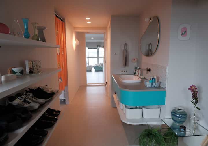 This is the hallway seen from the entrance.
The glass doors give you a clear view all the way to the living room in the back. 🍀

#Renovation #玄関 #土間 #廊下