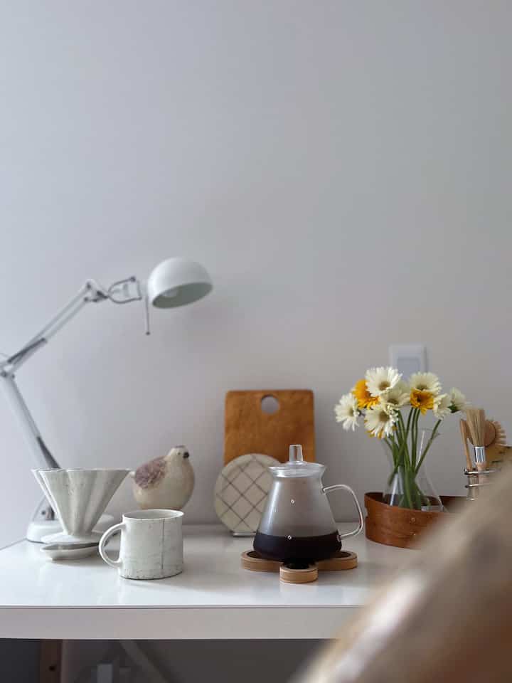 キッチン周りは雑然としてる感じが好きです。
pic3)少し前にキモ可愛い植物をお迎えしました。フウセントウワタというらしい。
猫さんたちの手の届かないキッチンに飾ってます😊

#キッチン #キッチン小物 #キッチンインテリア #キッチン飾り #キッチン用品 #キッチン収納 #見せる収納 #台所 #壁付けキッチン