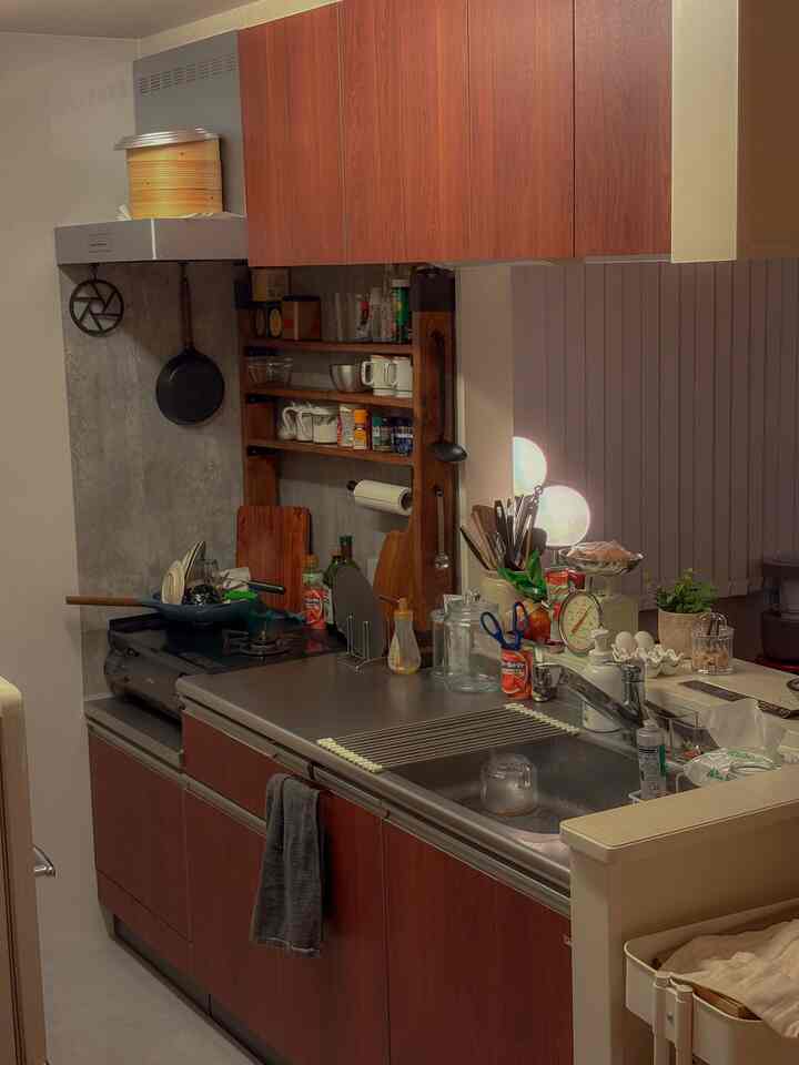 賃貸のキッチン棚を簡単diyしました😚
カラーが200種類あるので
お部屋にぴったりなデザインが見つかるはず👀

マステ感覚で直接貼れて
何度も貼り直せるのに、粘着が落ちない😎

不器用だけど撮影しながら
1時間弱で完成したよ✨

#賃貸 #キッチン #キッチン棚 #リメイクシート
#diy 壁紙屋本舗 #イージーウォールテープ