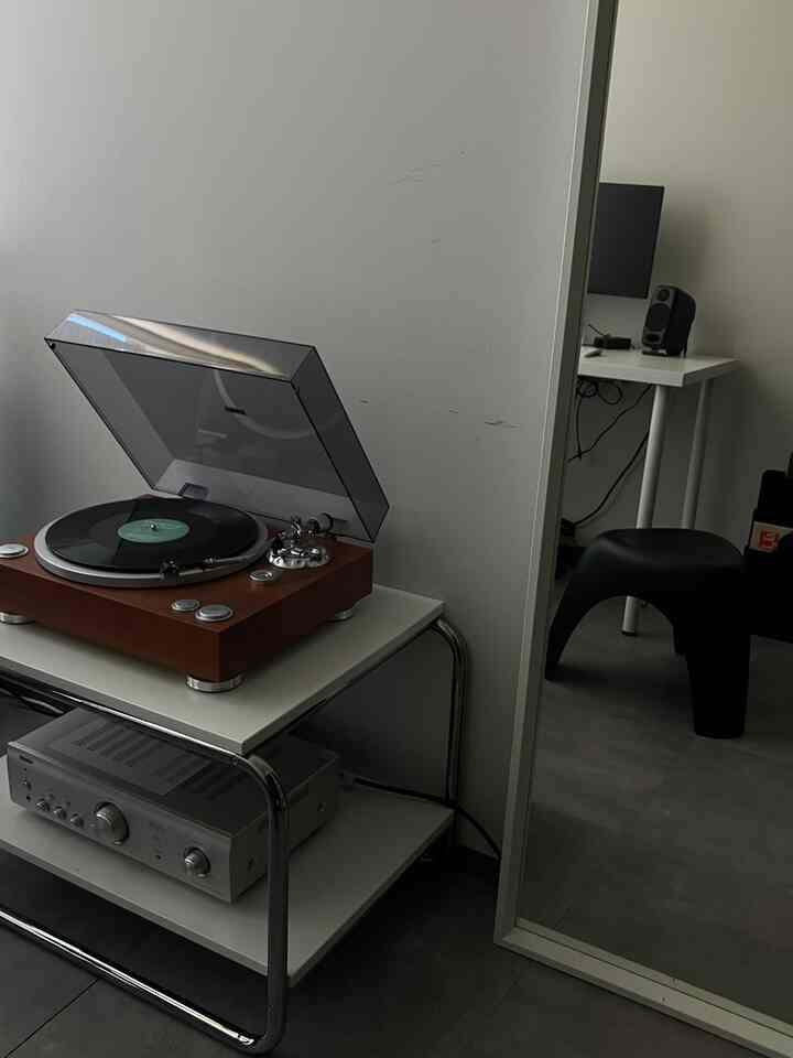 大きな鏡は部屋を広く感じさせてくれます！

まるで鏡の向こうに部屋が続いているかのような感覚になるので🪞

レコードプレーヤーを置いている台の奥行きは50cmで、僕が使っているレコードプレーヤーを置くにはぴったりです！


#レコード #レコードのある暮らし
#鏡 #ミラー #ミラー #モノトーン #モノトーンインテリア 