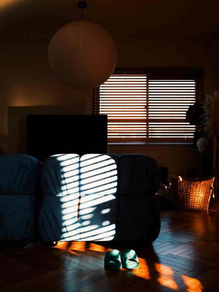 カーテン派？ブラインド派？
我が家はリビングはブラインド

喫茶店で見つけたバンブーブラインドに憧れて色々探すの大変だった…

同じ部屋なのに、午後になると違う表情。
西陽がソファに差し込むコントラストが綺麗☀️

#中古マンション #リノベーション #リビング #ソファ #ブラインド #ブラインドおすすめ #ミッドセンチュリー #sofa #renovation #colorful #homedecor #livingroom
#홈인테리어 #집꾸미기 #거실인테리어 #인테리어소품 #오하우스
