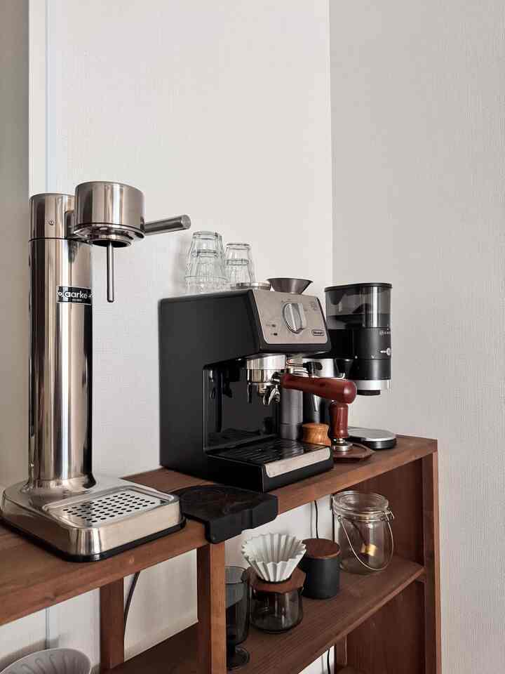 カフェコーナー。

エスプレッソマシンとグラインダー、炭酸水メーカーはシルバーの入ったもので揃えています。

木はなるべくウォールナット系の暗めの色で揃えています。

#japandi #apartment #homeinterior #roomdecor #homecafe #집스타그램 #침실인테리어 #집스타그램 #인테리어소품 #무드등 #아파트인테리어　#和モダン #ジャパンディ #ルームツアー #賃貸 #インテリア