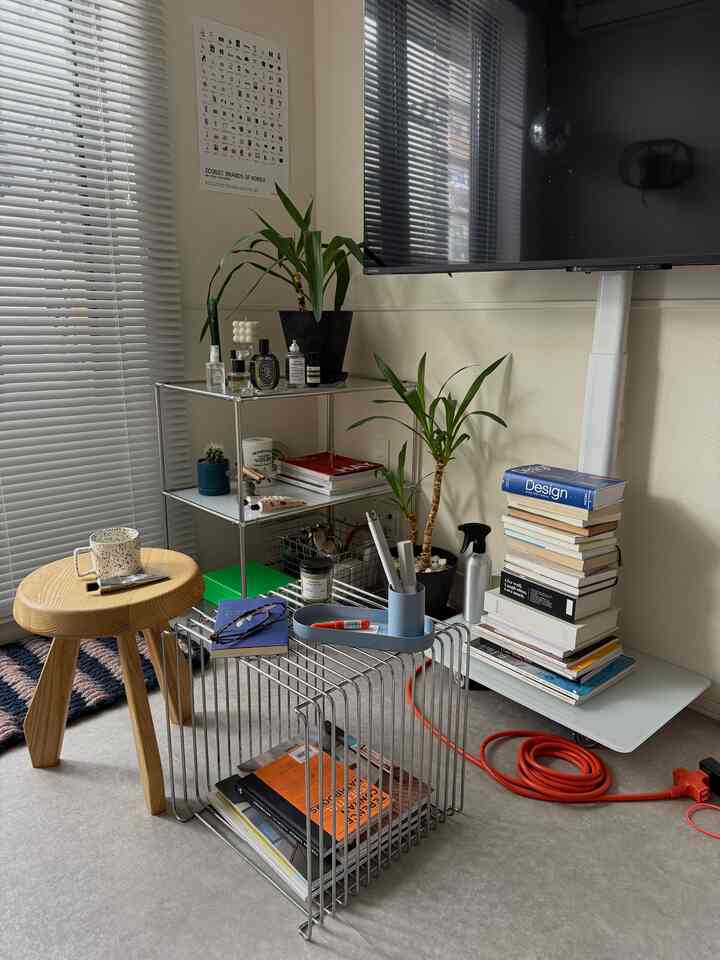 少し前にOhouseからギフトで頂いたデスクオーガナイザー
スチール製で色味も好みでお気に入りです
今はデスクでは使わずに、お香を入れたり小物を入れたりしています

#デスクオーガナイザー　#小物入れ　#賃貸インテリア　#リビングインテリア　