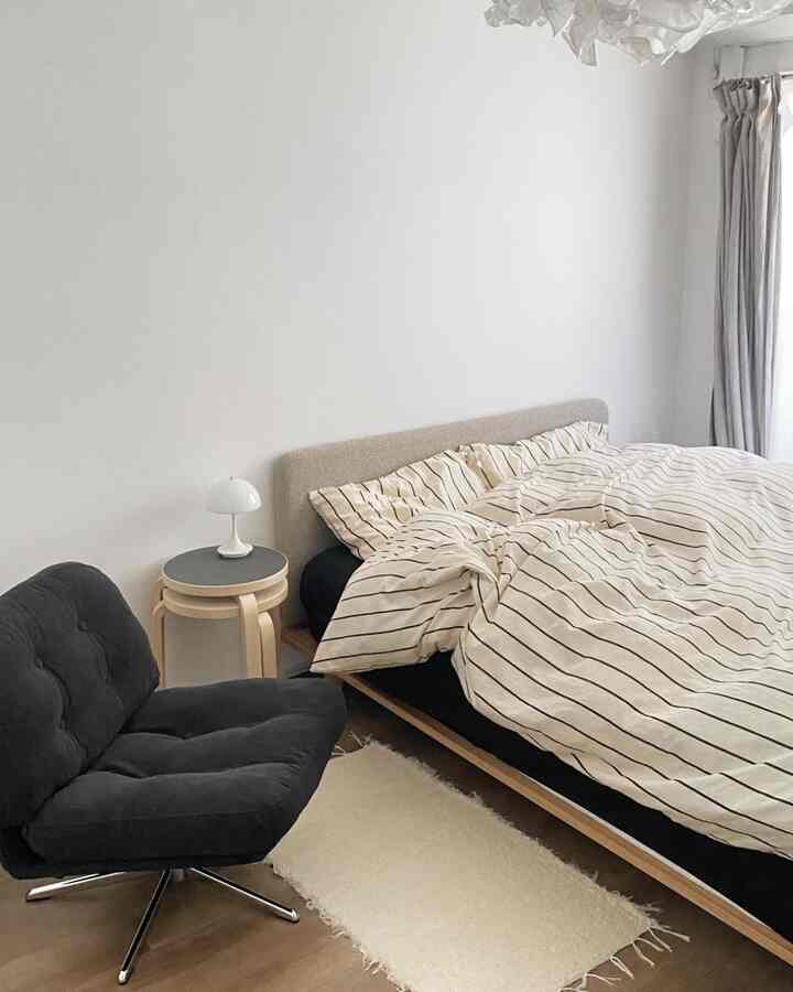 A bedroom from a while ago.
I absolutely love this striped cover 🫶

#bedroomstyling #布団 #寝具 #寝具インテリア #寝具おすすめ #ベッド #寝室