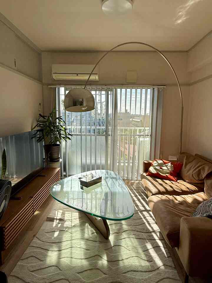 彼の家具と私の家具が組み合わさったリビング🛋️

憧れてたバーチカルブラインド
狭い部屋にはあまり合わないかもだけど
布のカーテンよりは広く見えるかな…！

まだ壁に何も飾れてないので
これからどんどん埋めていきたい
けど鉄筋の壁…だれかいいアイデアあれば教えてください😯

#韓国インテリア
#北欧インテリア
#ミッドセンチュリーモダン
#アートのある暮らし
#グリーンのある暮らし
#観葉植物 #間接照明
#同棲
#同棲インテリア
#2人暮らし
#2LDK
#2LDKインテリア