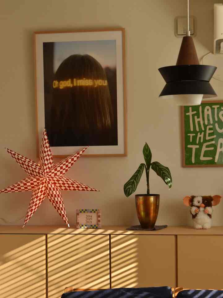 IKEAのホリデーコレクションが可愛くて思わず大量に衝動買い🛒元々あった？ってくらいしっくりきて全部買ってよかった！ 
チェッカー柄の星のライトもめちゃくちゃ可愛い…⭐️
クリスマスツリーも我が家みたいに狭いお家なら棚の上に置けるちょうど良いサイズ感◎
オーナメントも去年から気になってた作家さんの作品を購入して、クリスマスムードの我が家です🎄✨
#クリスマスツリー #christmastree #クリスマス