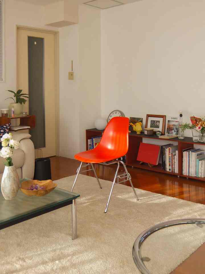 一年前くらいに買ったシェルチェア🍎
我が家のは定番の脚ではなく、スタッキング脚です。

いつか欲しいと思ってたものの、数年前にリプロで消費され尽くされて、椅子は悪くないけどムーブメント的に買うことに少し抵抗が出てしまい、保留になっていました🫥
⠀
このスタッキングベースはそんな気分にちょうどバランスをとってくれました🙆‍♂️
脚がシンプルだから座面も引き立つし、待合椅子みたいな雰囲気もあってかわいいです🫶
⠀
定番をちょっと外すことが好きなので、その点でも自分に合っているなと思ってます。
(そして失敗することも多い。)

#シェルチェア　#イームズ　#eames #デザイナーズ家具 #デザイナーズチェア #リビング #ミッドセンチュリー 