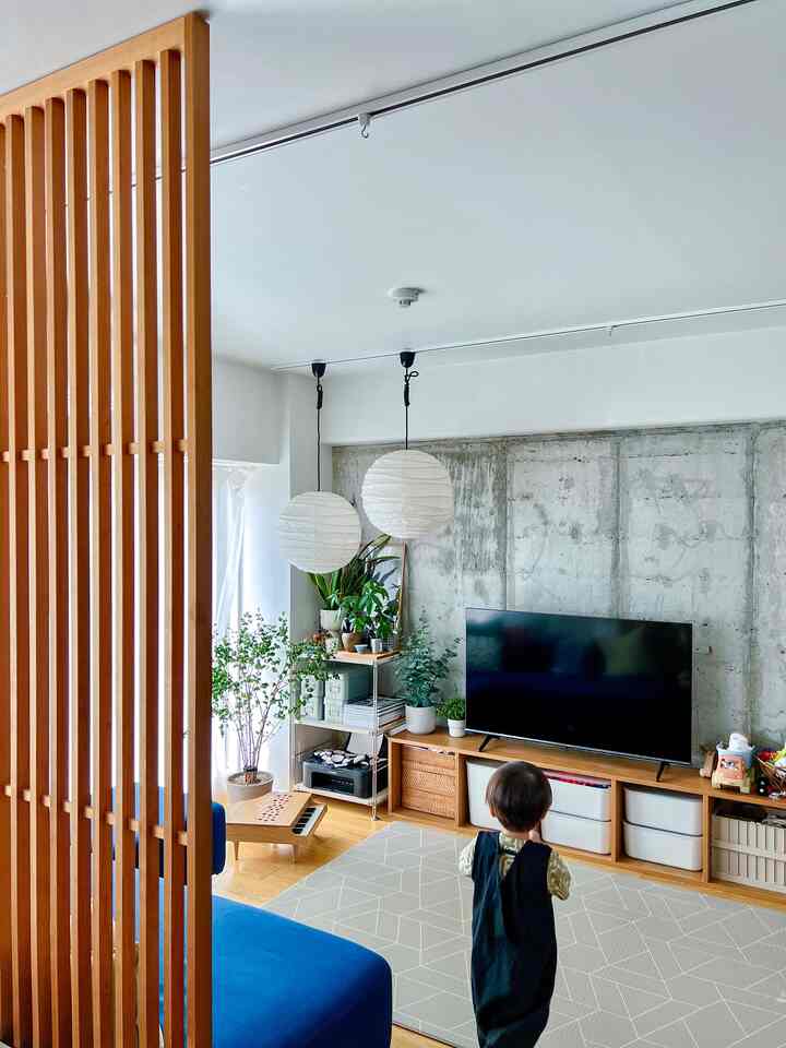 ナチュラルな木目調とホワイトを基調としたリビング、子供のおもちゃ収納とペンダントライトが調和した温かみのある空間
