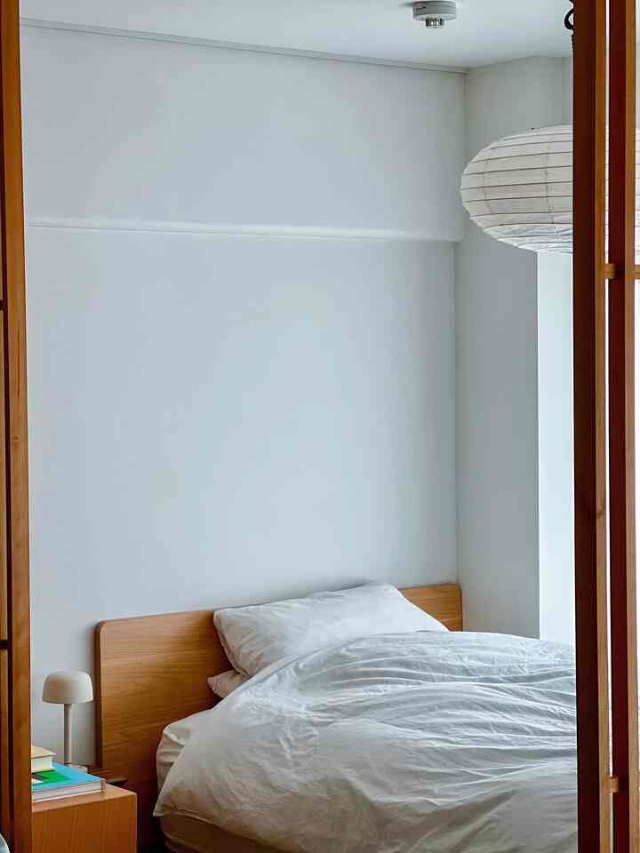 Sebenarnya, papan yang mirip kepala tempat tidur itu sebenarnya bagian atas meja lama yang sudah tidak saya pakai lagi. 🫢
Saya bingung mau diapakan, tapi waktu saya tempelkan di antara tempat tidur dan dinding, hasilnya luar biasa dan saya suka! lol
#KamarTidur #寝室小物 #寝室照明