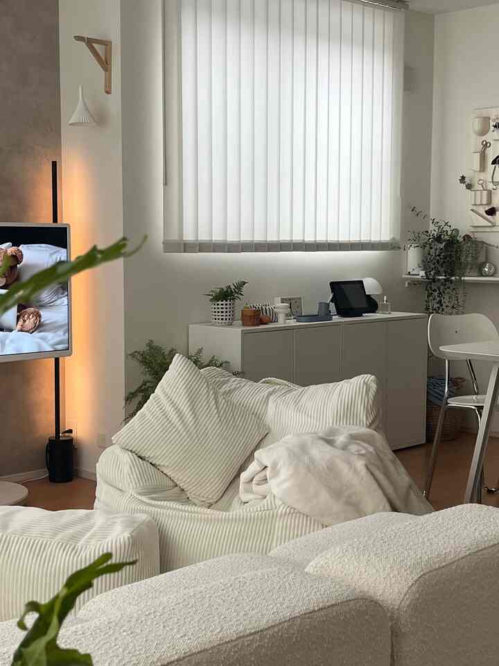 Saat cuaca dingin, aku malas bergerak. 🦥←
⁡
⁡
Aku bawa sofa Loosy ke ruang tamu.
Aku suka bersantai di tempat yang hangat. 🤍☁️
⁡
⁡
#InteriorKorea #loosy #loosyソファ #ビーズソファ #1人掛けソファ #和室DIY #暮らしを楽しむ #littlerooms #リトルム #観葉植物のある暮らし #フロアライト #hue #スマートライト #Phillipshue #フィリップス #Panasonic #パナソニック #レイアウトフリーテレビ #パナソニックと暮らす #間接照明 #おしゃれ家電
#InteriorPutih