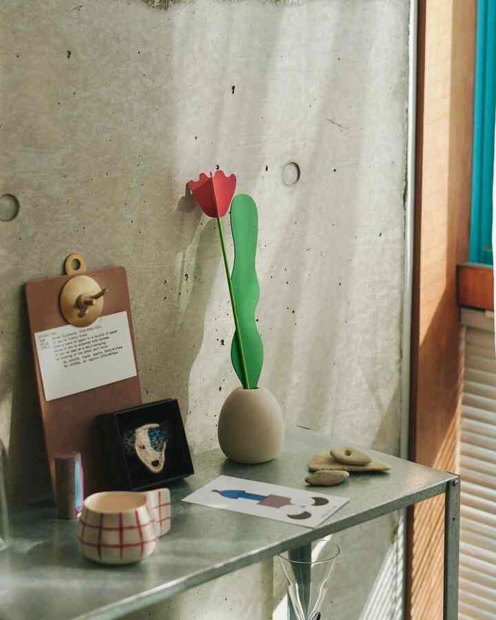 お気に入りのお花系インテリアたち🌼

1枚目のチューリップみたいなお花、実物は木製でとても可愛いです🌷

2.3枚目のクネクネモビールは、作家さんが作った一点もの(ᵔᴥᵔ)
普段だったら自立するのが難しいお花も活けやすくて、とても嬉しい…✨

#インテリア #インテリア雑貨 #雑貨 #ディスプレイ #お花 #花瓶 #植物 #植物インテリア #IKEA #IKEA棚 #コンクリート打ちっ放し 