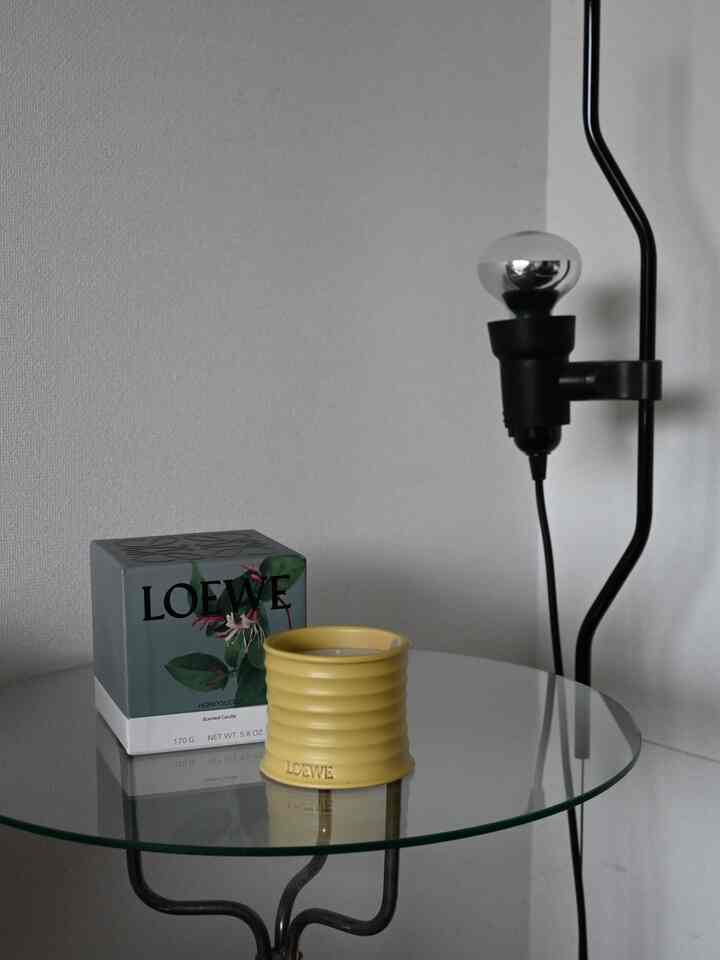 親友から誕生日にもらったLOEWEのキャンドル🕯️香りもデザインもとってもお気に入り💛 #candle #flos #PARENTESI #cozy #birthday present