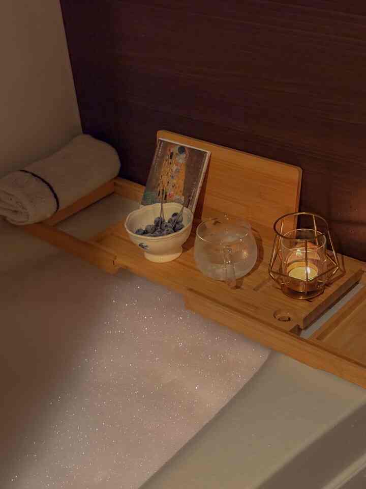 暖かな木目調のバスルーム、泡風呂と居心地の良いキャンドルが配置された雰囲気のあるインテリア